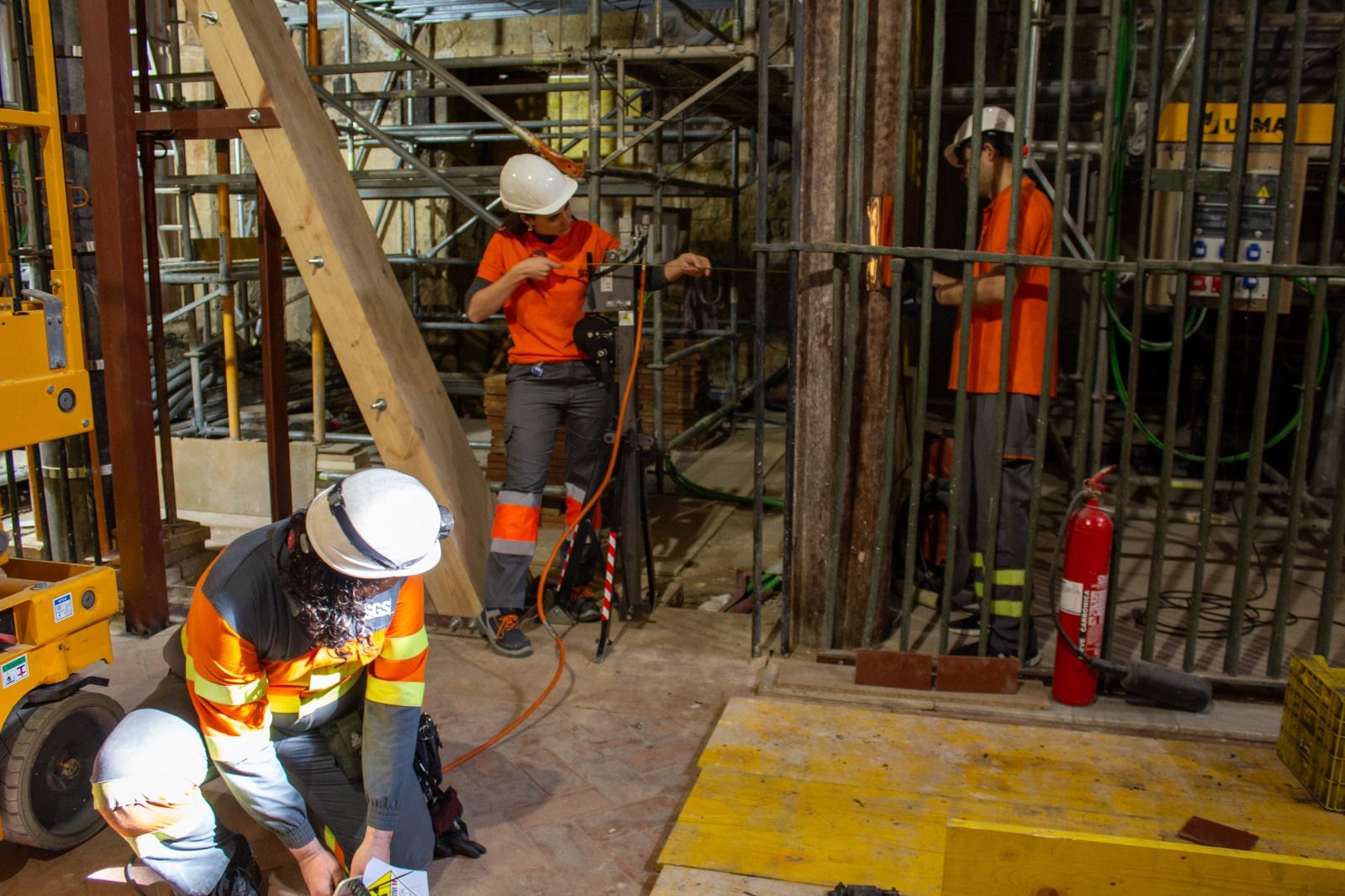 Trabajos de un equipo de especialistas sobre la zona en la que se acometerá la segunda parte del proyecto de restauración de la Mezquita-Catedral de Córdoba, tras el incendio de agosto de 2025.