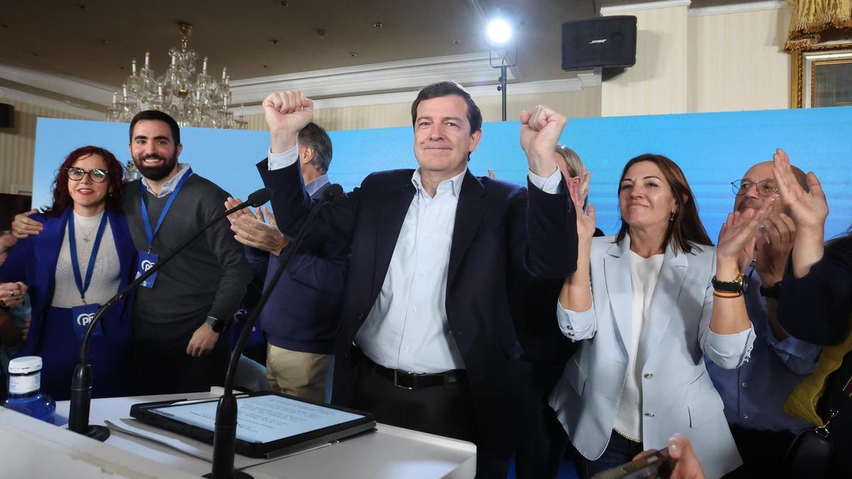 Alfonso Fernández Mañueco celebra la victoria del Partido Popular en las elecciones autonómicas de Castilla y León.