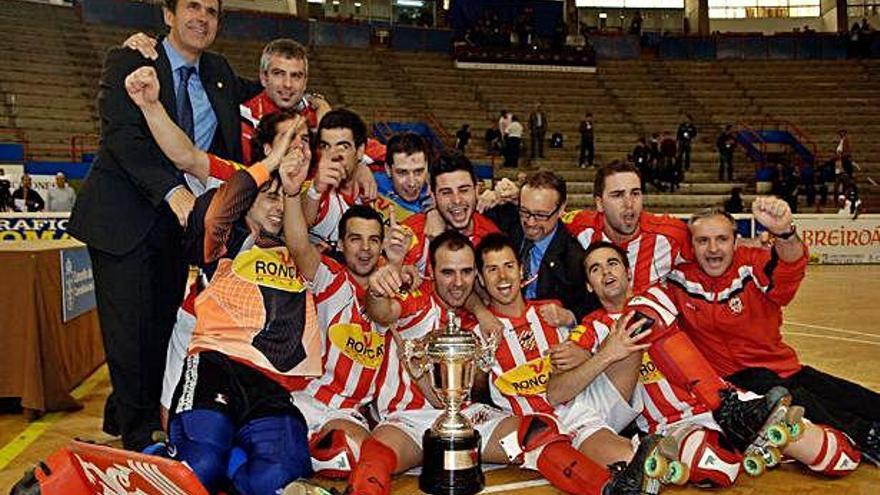 Los jugadores del Vic celebran el título de la Copa del Rey de la edición de 2009, la última disputada en A Coruña.