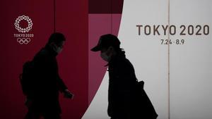 segea52893670 tokyo  japan   23 03 2020   pedestrians wearing masks walk p200324094358