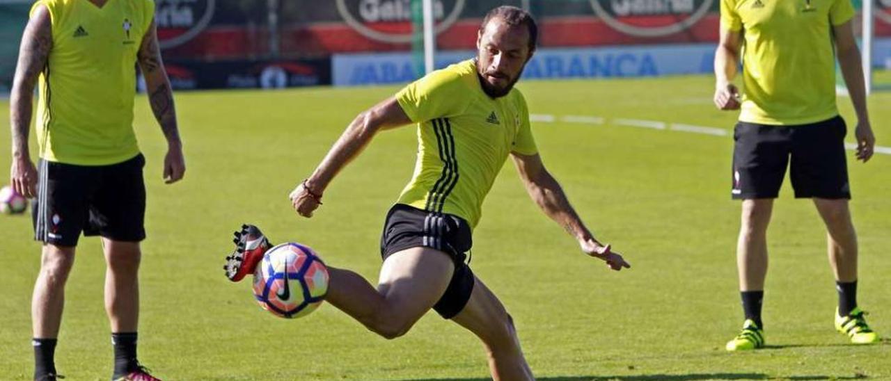 Marcelo Díaz controla el balón en un entrenamiento, ante John Guidetti y Andreu Fontás. // Marcos Canosa