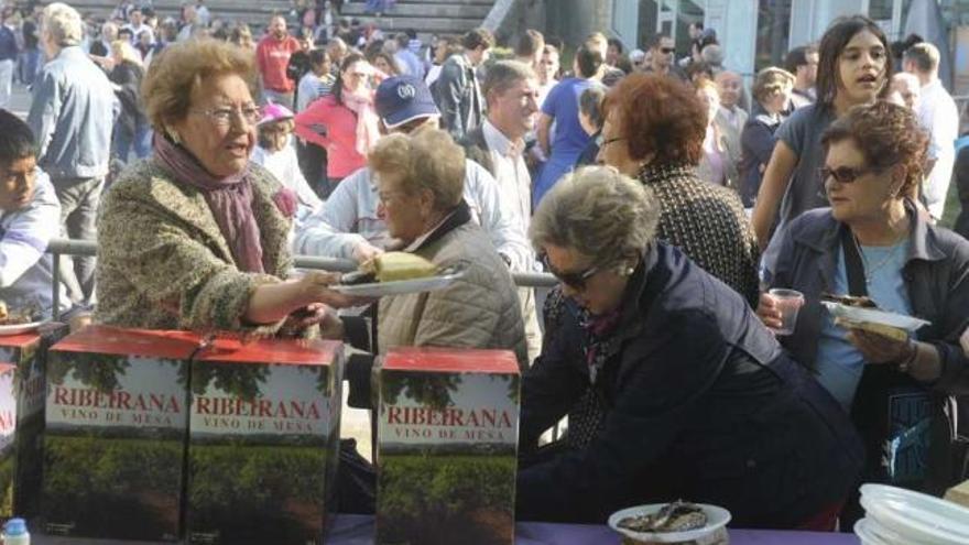 Varias señoras, en la sardiñada que se celebró ayer en Santa Margarita. / víctor echave