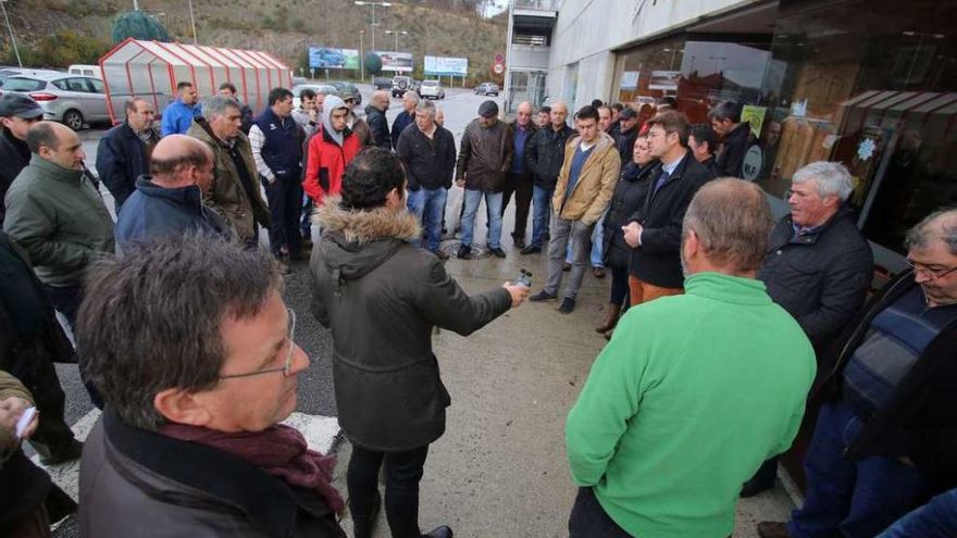 Asamblea de productores lácteos en el aparcamiento, con presencia de Xavier Vence. // Bernabé/Gutier