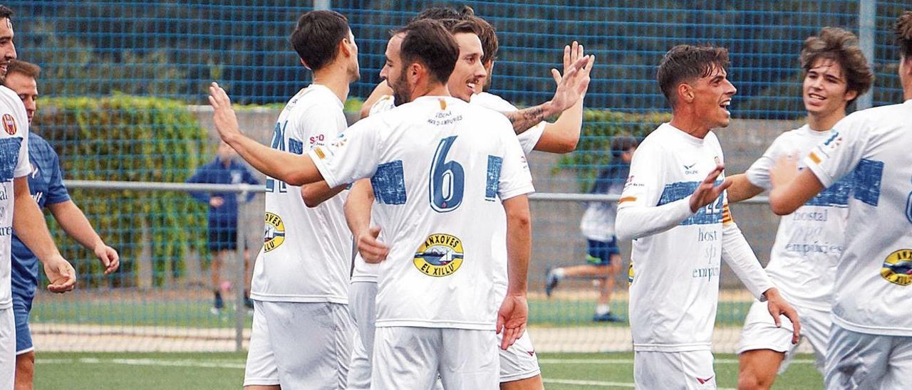 Els jugadors de l'Escala, celebrant un gol d'aquesta temporada al camp del Bescanó.