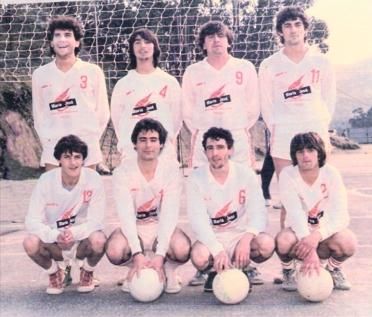 Un equipo do Voleibol Aldán formado por Cronico, Guilli, Serafín, Raúl, Mica, Eloy, Chuco e Yei.