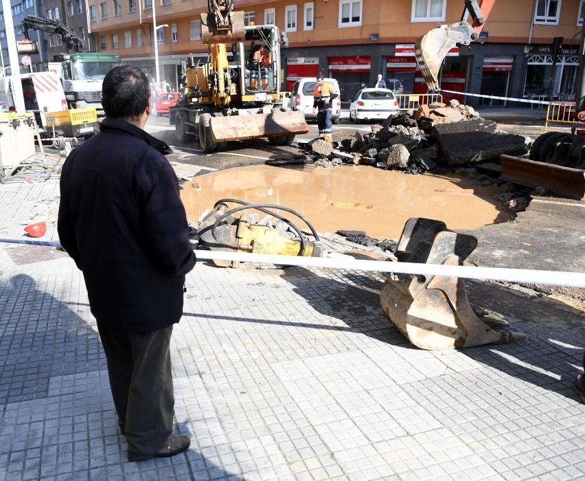 Socavón en O Ventorrillo por una canalización rota