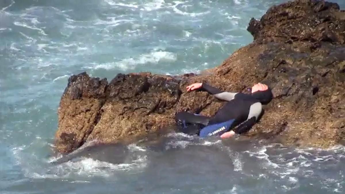Un migrante agotada tras llegar a Ceuta nadando desde Marruecos