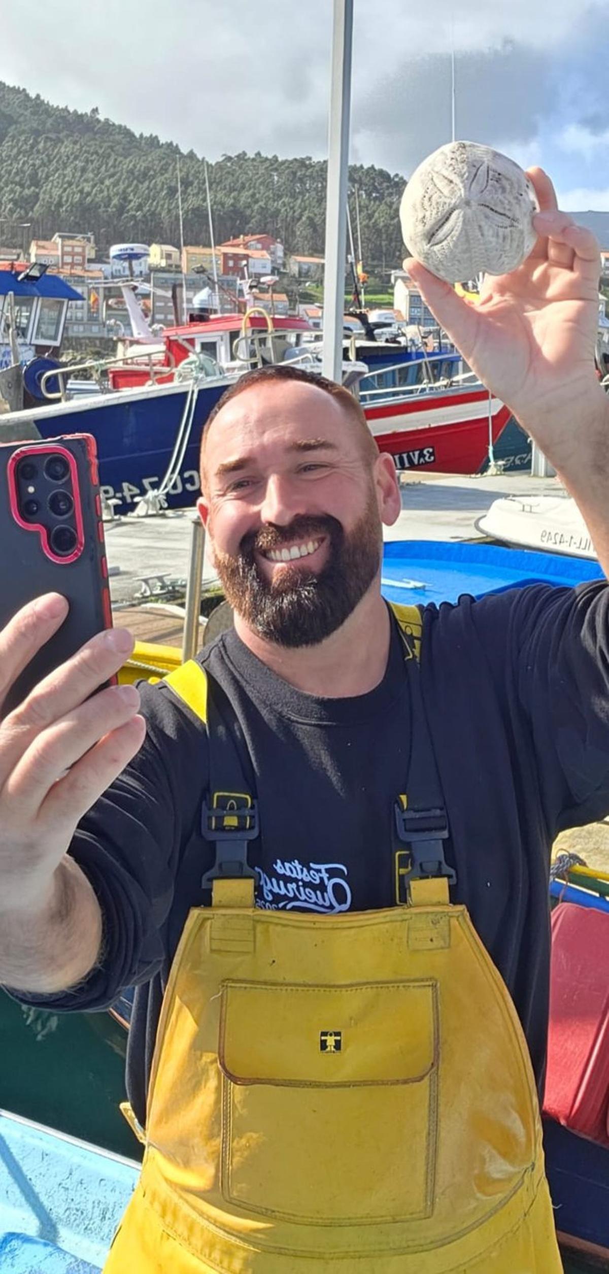 La operaria forestal y ganadera Laura Vallejo (@lauritavallejo), en Meira (Lugo). | // FARO