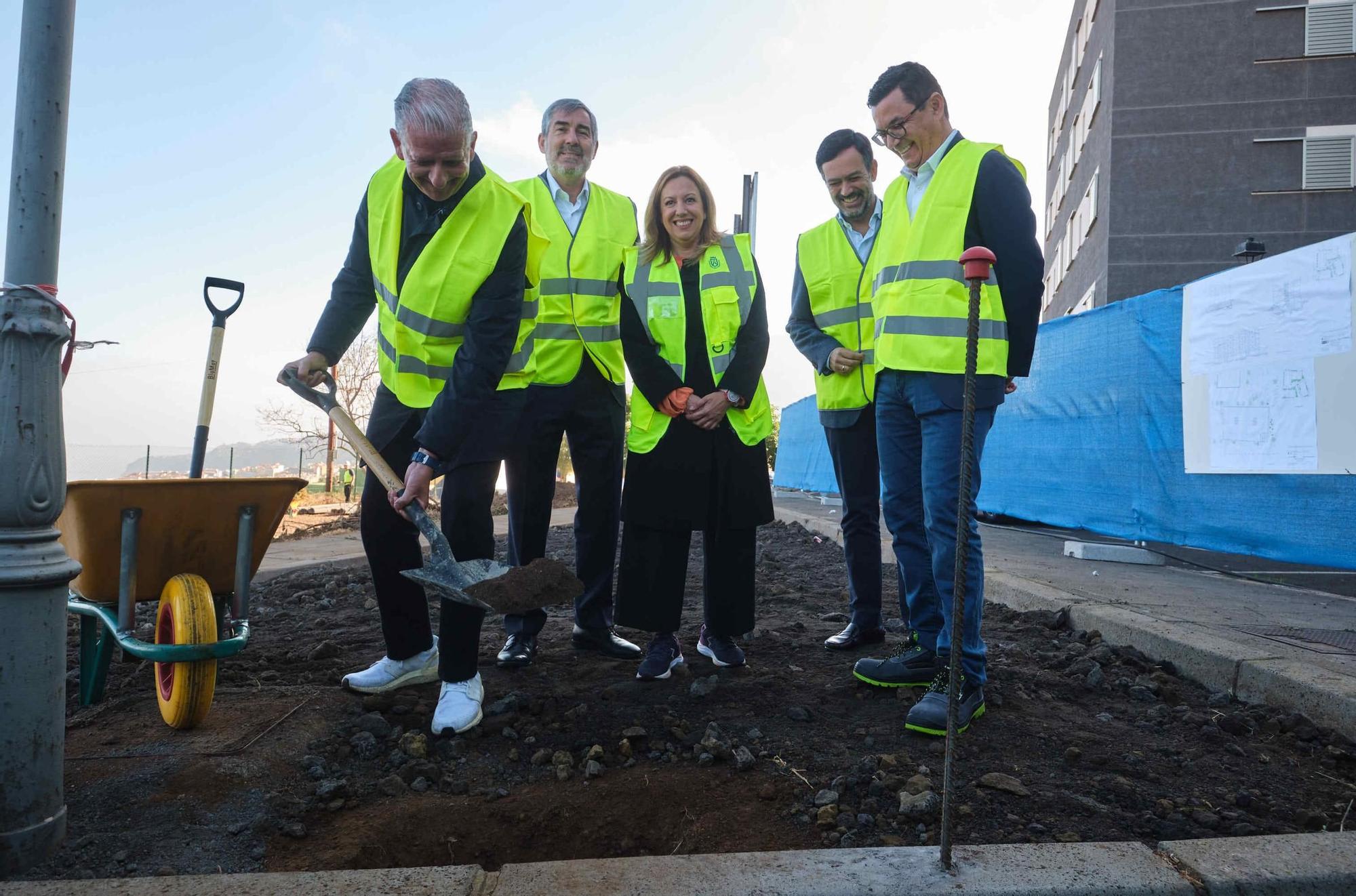 Colocación de la primera piedra de la construcción de 65 viviendas en La Orotava