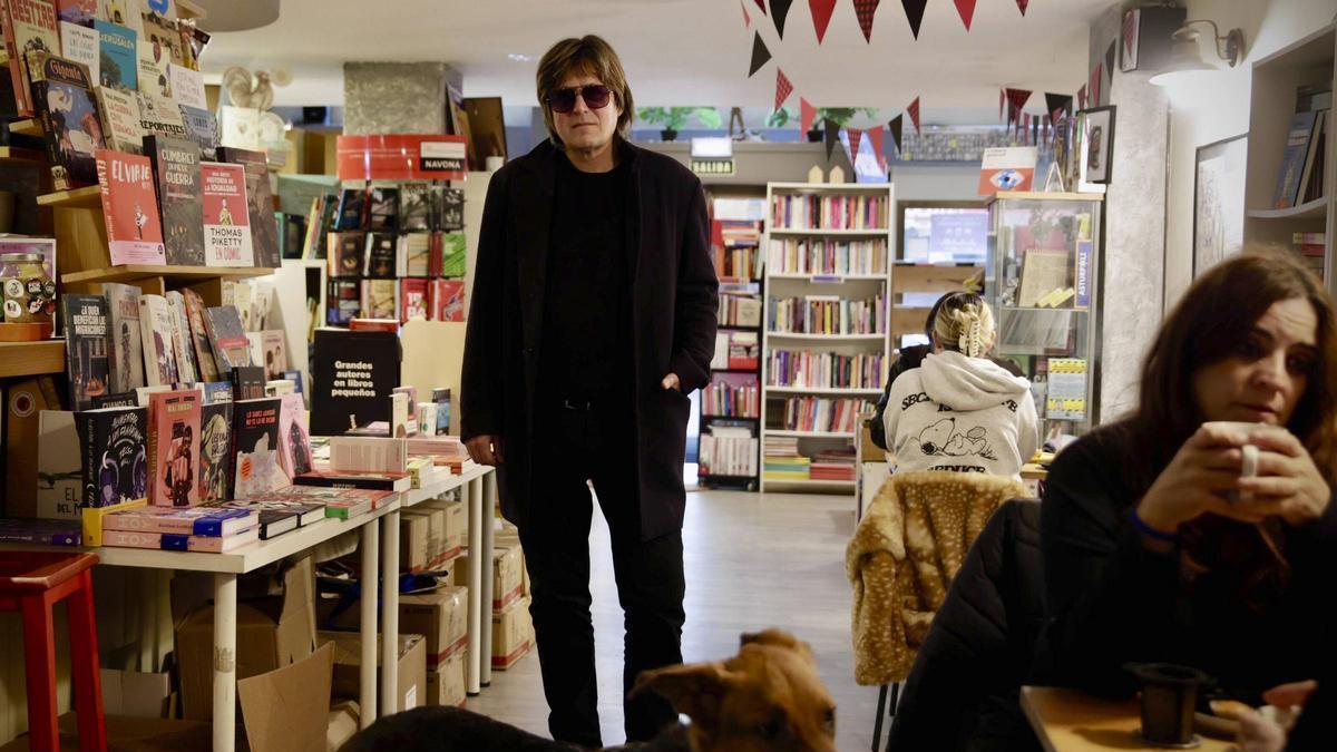 Nacho Vegas, en la librería-café La Revoltosa, en Gijón.