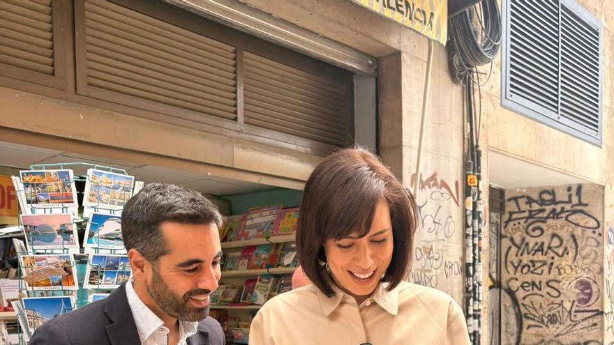 La cúpula del PSPV se intercambia libros y rosas por Sant Jordi