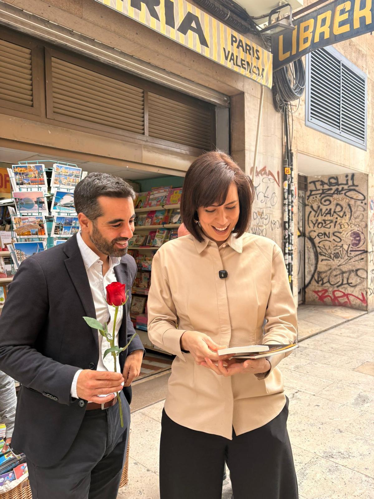 Muñoz y Morant se intercambian libros y rosas por Sant Jordi