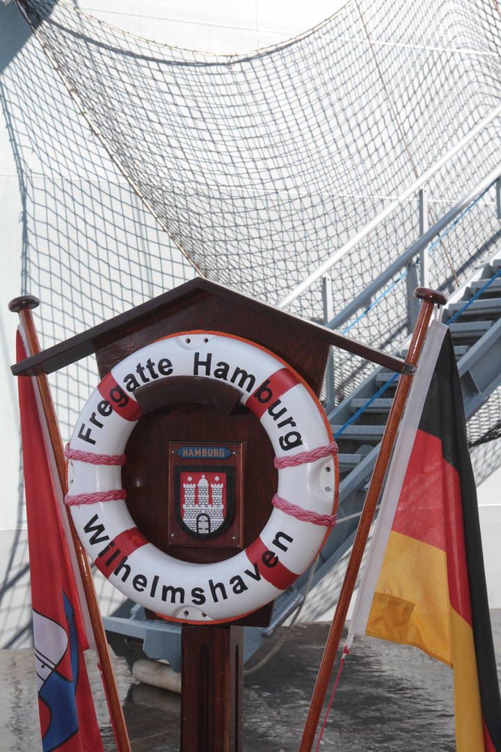 Die Fregatte "Hamburg" im Hafen von Palma