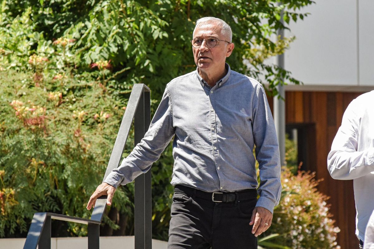 El periodista, Javier Sardá, en el funeral del productor y excantante de La Trinca Toni Cruz, en el Tanatorio Sancho de Ávila, a 14 de julio de 2025, en Barcelona, Cataluña (España).