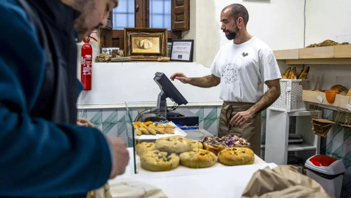 En la imagen, un panadero atiende un negocio.