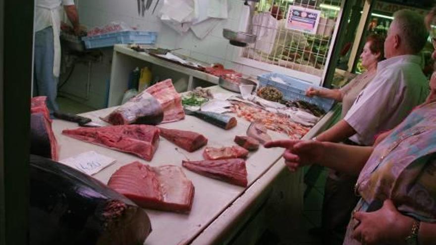 Clientes ante un puesto de pescado en un mercado de la provincia, en imagen de archivo.