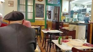 El comedor del restaurante Cal Boter, con la cocina parcialmente a la vista.