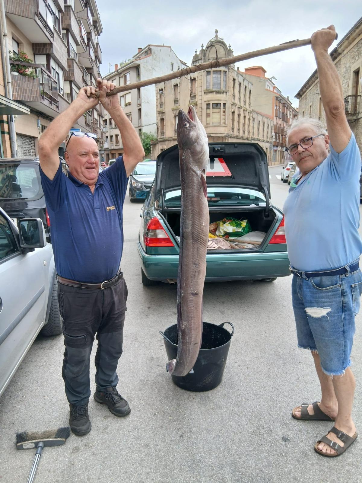 Miguel Miranda y Manolo Gancedo, con  el congrio.