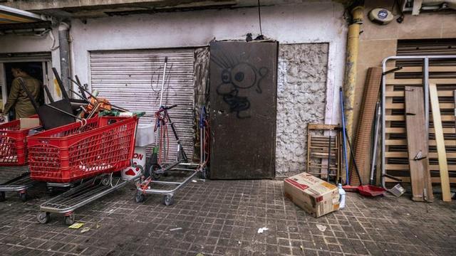 Un local comercial al barri de Sant Roc de Badalona utilitzat com a habitatge per sis persones. | JORDI OTIX