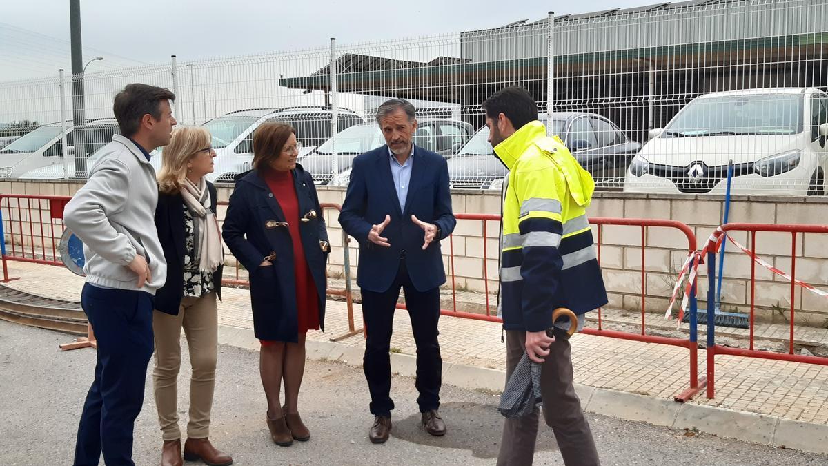 La alcaldesa, Xaro Miralles, ha encabezado la visita a las obras en el polígono.