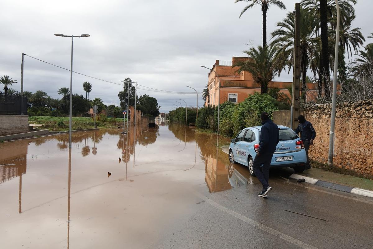 Balsa de agua en uno de los municipios de Valencia más afectados por las lluvias del domingo.
