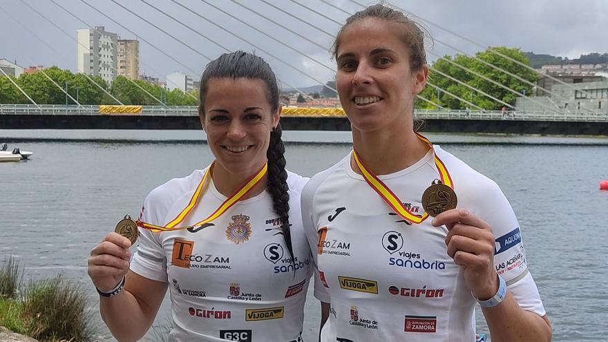 Laura Pedruelo y Eva Barrios posan con sus medallas de campeonas.