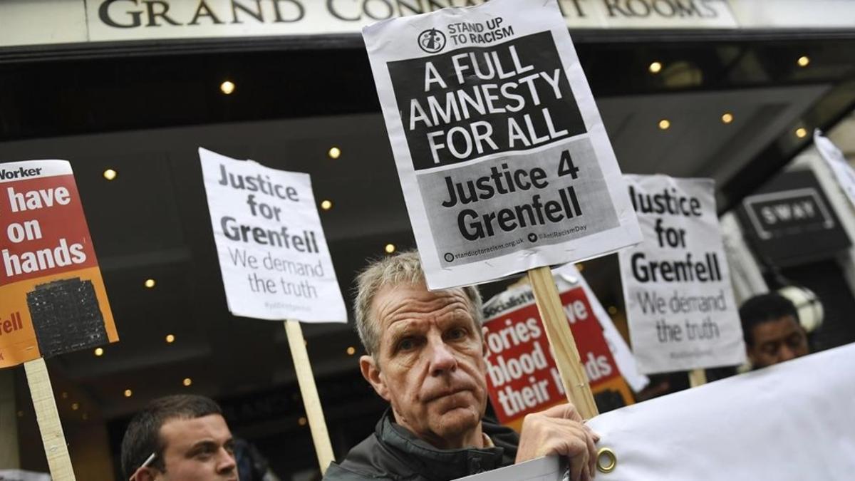 Manifestantes protestan en el exterior de donde debía abrirse la comisión de investigación del 'caso Grenfell', en Londres, el 14 de septiembre.