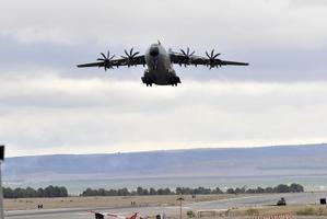 Uno de los dos aviones del Ejército del Aire con el primer envío directo de material ofensivo por parte de España a Ucrania.