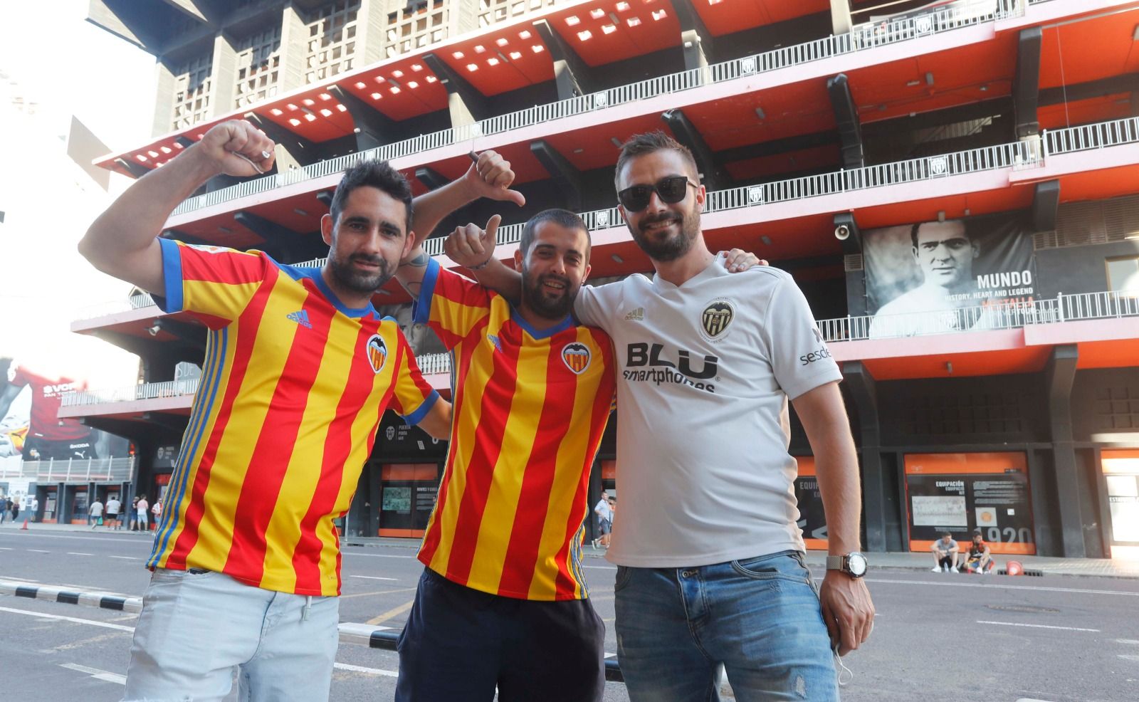 Así ha sido la vacunación a las puertas de Mestalla antes del partido entre el Valencia y el Madrid