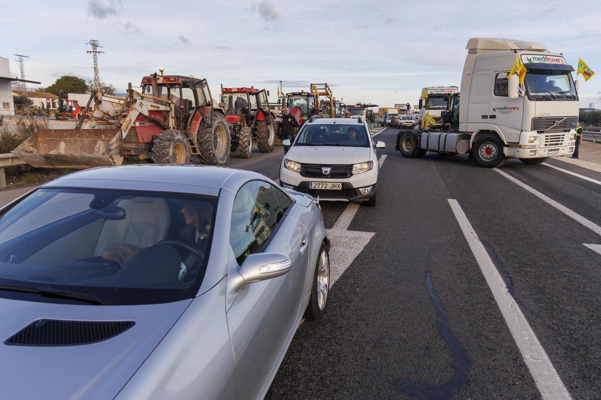 Tractores y vehículos parados en la A-30 a la altura de la venta Garcerán, este jueves por la mañana.
