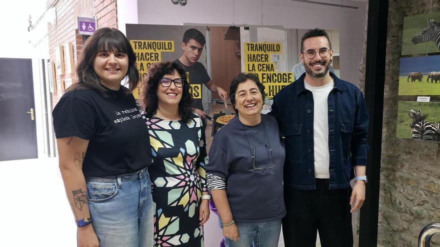 Avilés saca a la calle una campaña para fomentar el reparto igualitario de las tareas del hogar