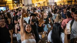 Botellón en Sants durante la Festa Major