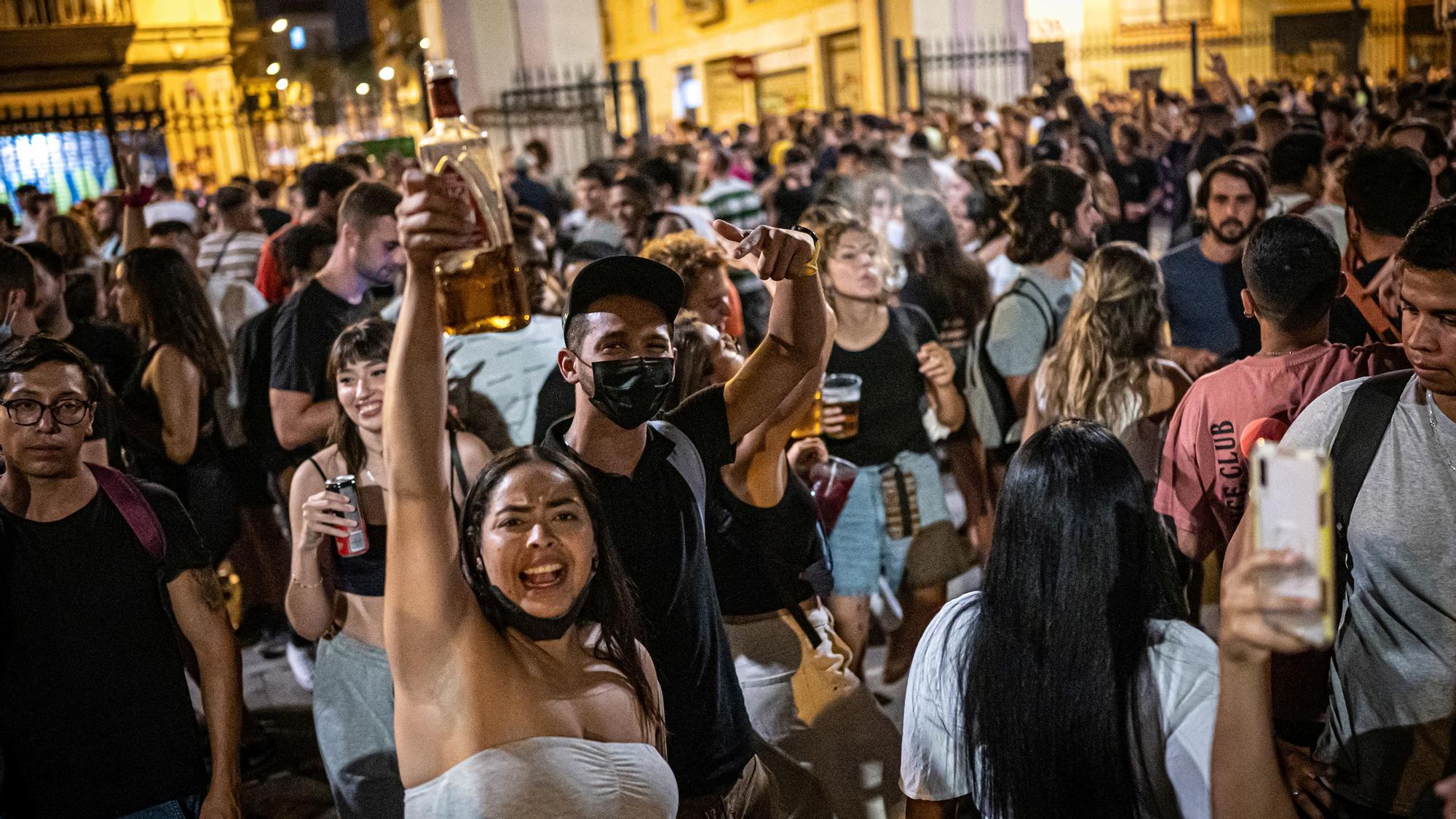 Botellón en Sants el pasado fin de semana, durante su fiesta mayor.