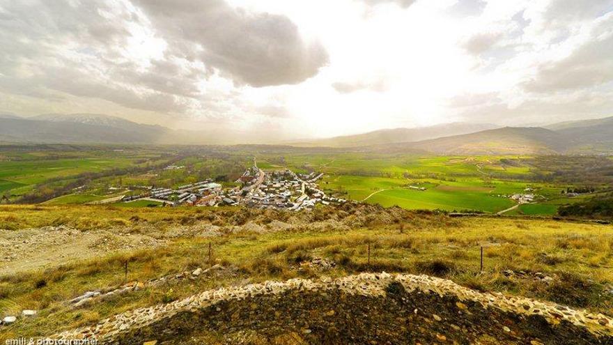 La vila de Llívia i el seu terme des del Castell medieval que el corona