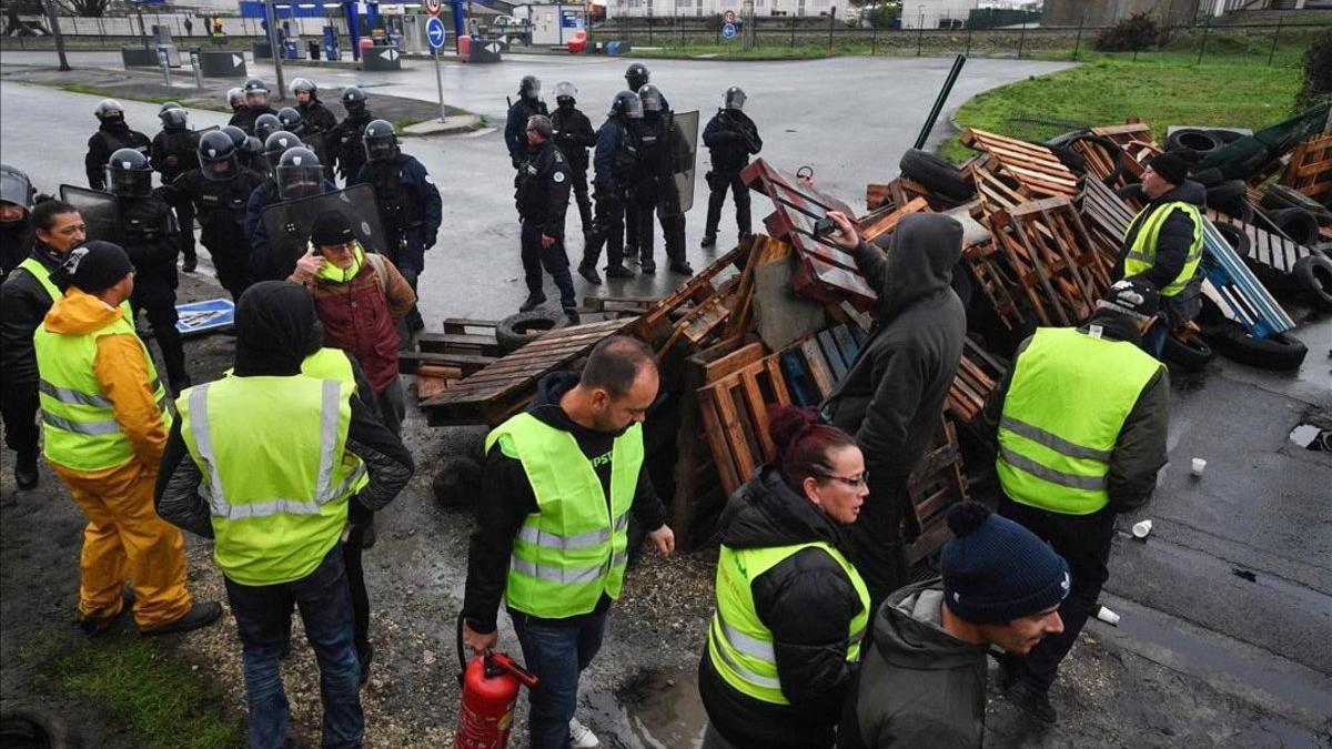 zentauroepp46126384 demonstrators wearing a yellow vest  gilet jaune  face anti 181206112827