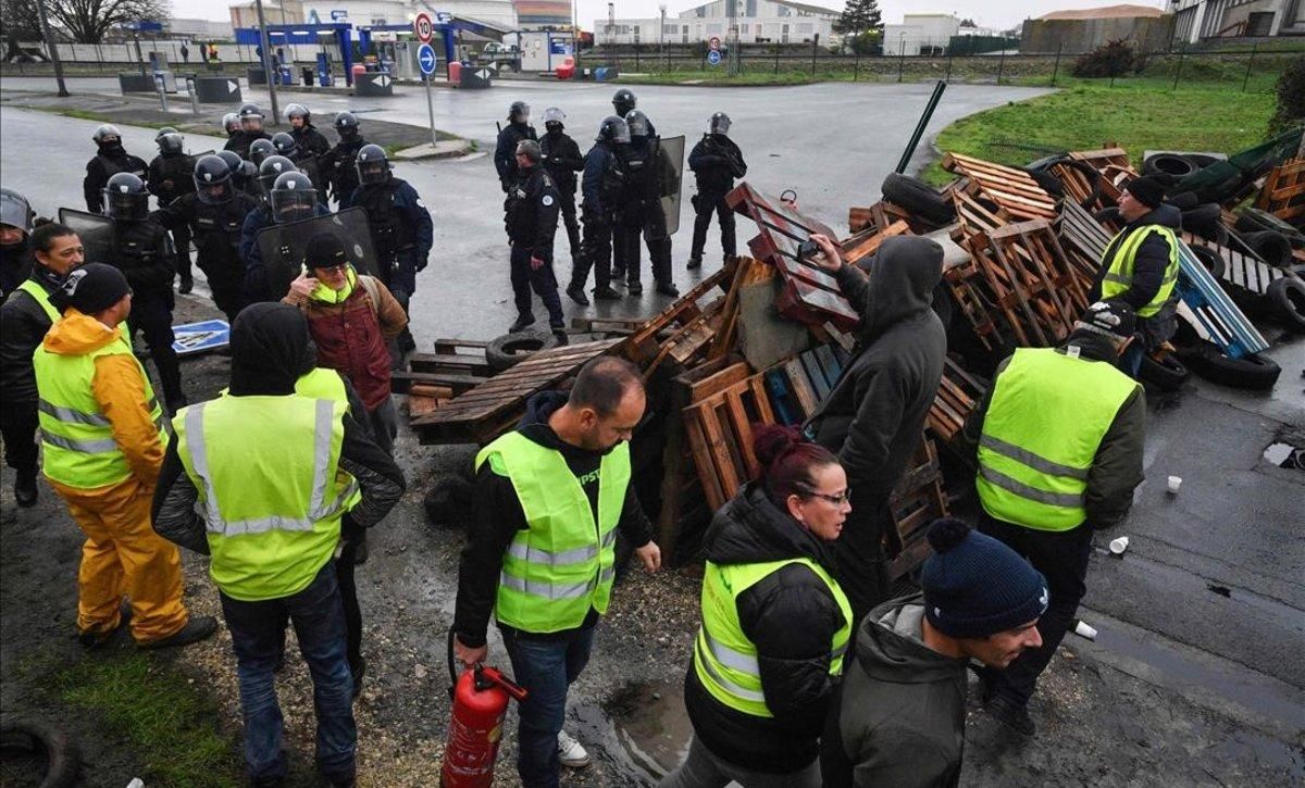 zentauroepp46126384 demonstrators wearing a yellow vest  gilet jaune  face anti 181206112827