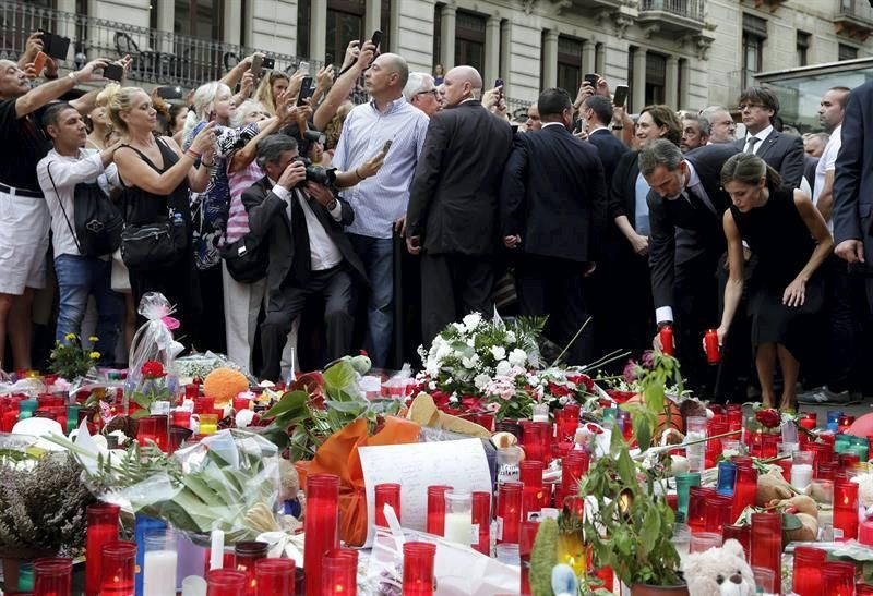 Fotogalería: Homenaje a las víctimas en Barcelona