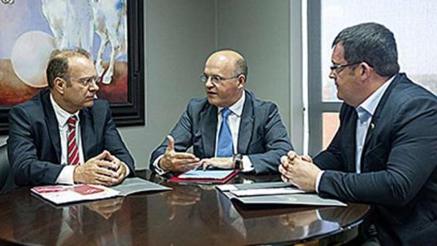 Pérez Canal. Manuel Baltar y Celso Barbosa (izqd.), durante la reunión. // FdV