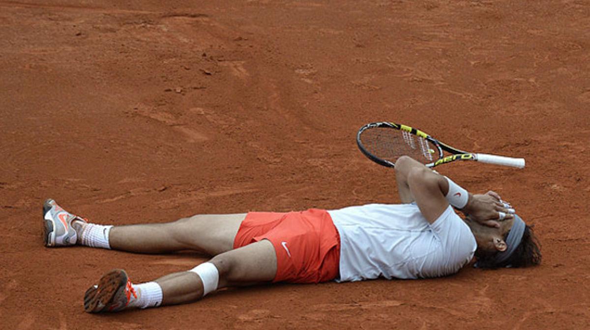 Rafa Nadal, estirat sobre la pista central de Roland Garros, després d’haver guanyat el seu vuitè torneig parisenc.