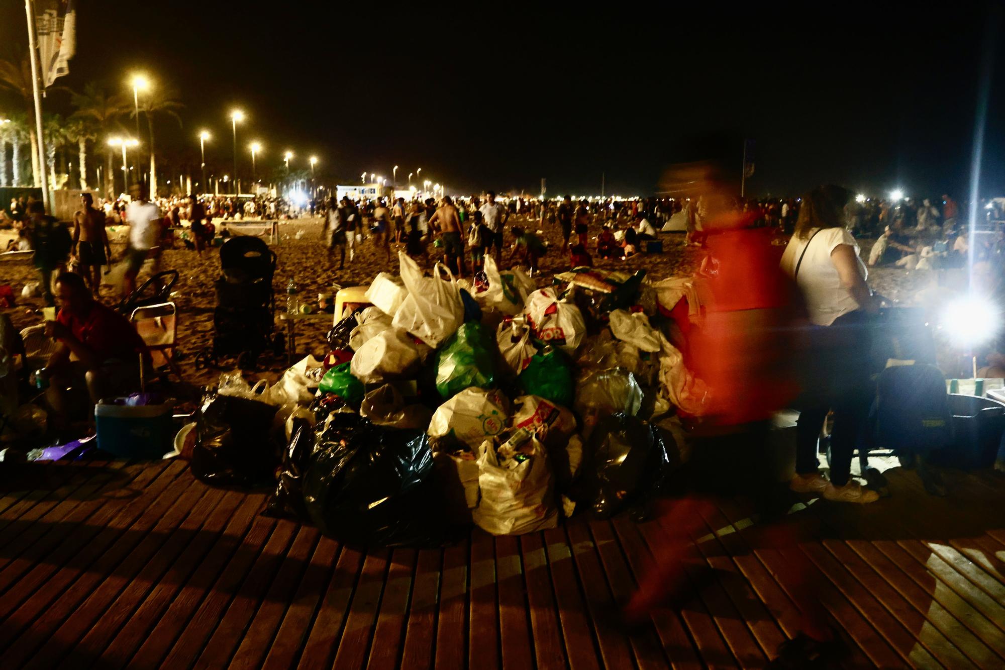 Así fue el desalojo y la limpieza tras la noche de San Juan