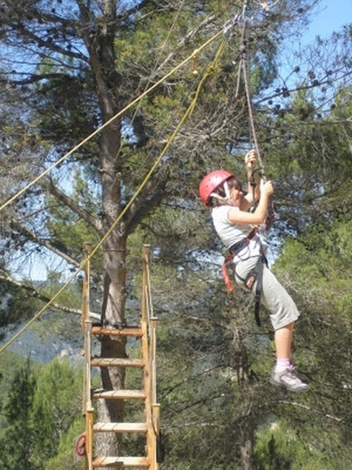 El complejo ofrece un amplio catálogo de actividades entre las que destacan la piscina exterior, el minigolf, un circuito de aventuras o las excursiones por el entorno natural.