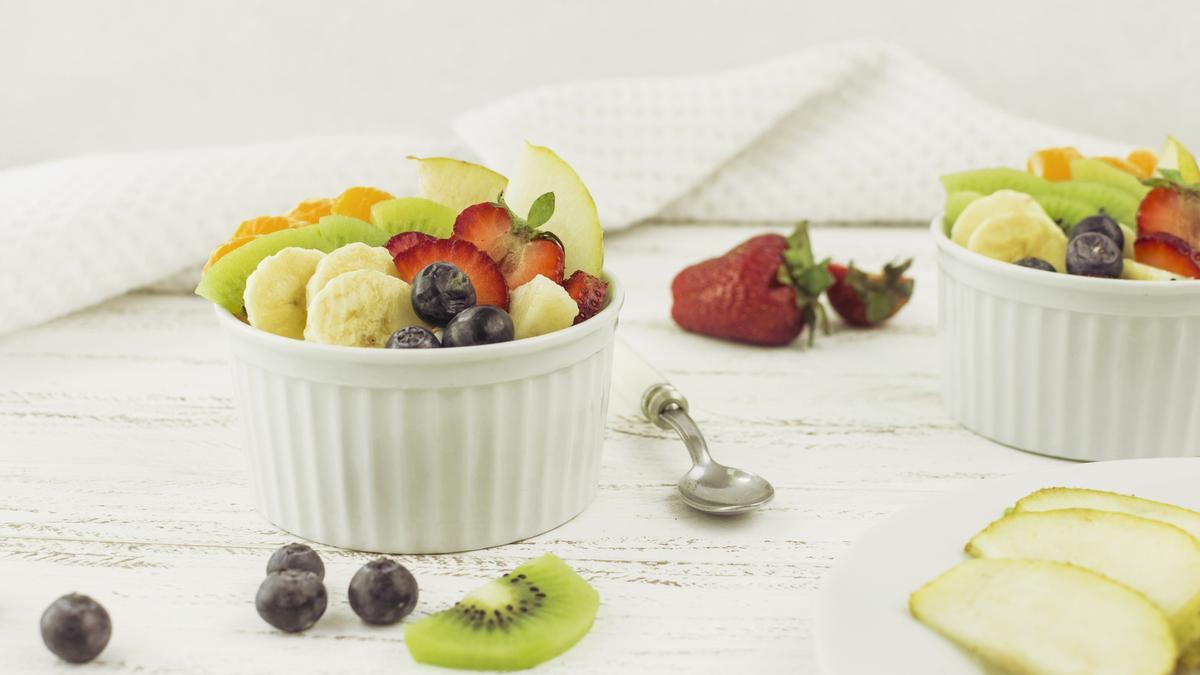 El aporte calórico de la fruta no varía si se come antes, después o durante las comidas, pero se deben incluir en nuestra dieta