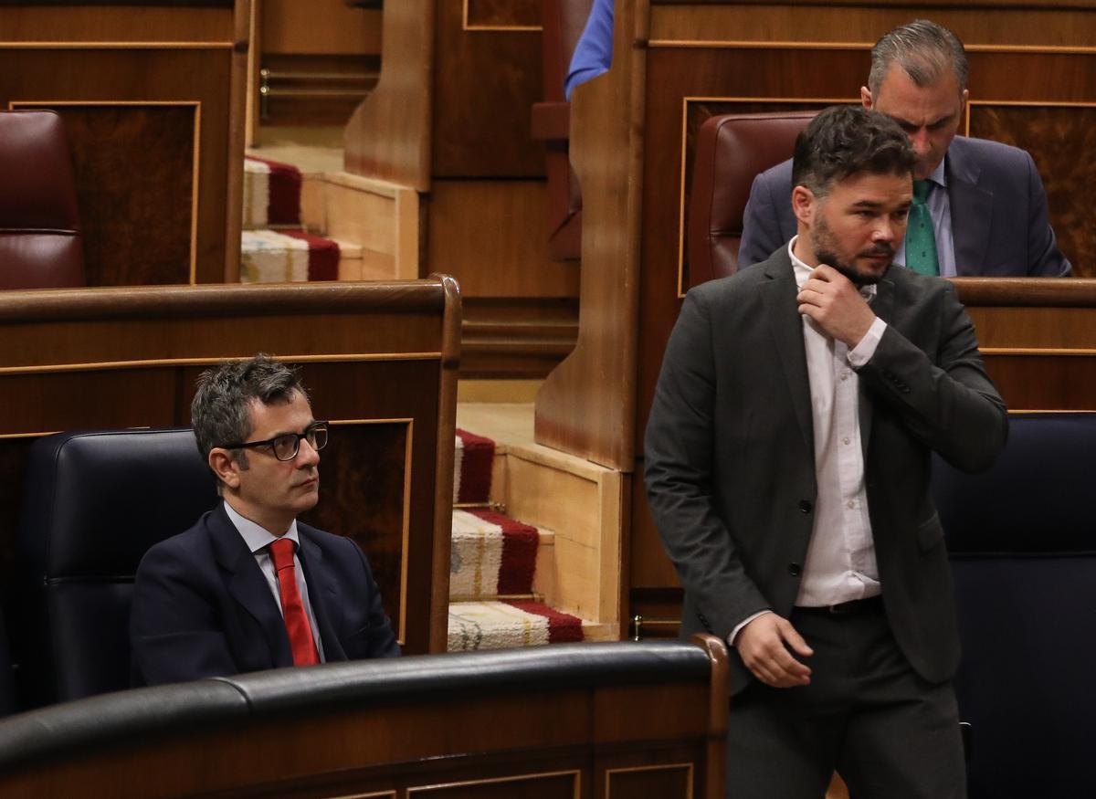 El portavoz de ERC, Gabriel Rufián, pasa delante del ministro de Presidencia, Félix Bolaños, este jueves en el Congreso.