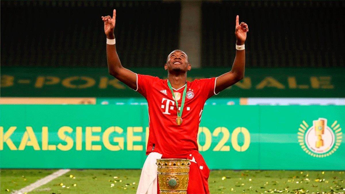 David Alaba con la reciente copa alemana ganada por el Bayern de Múnich