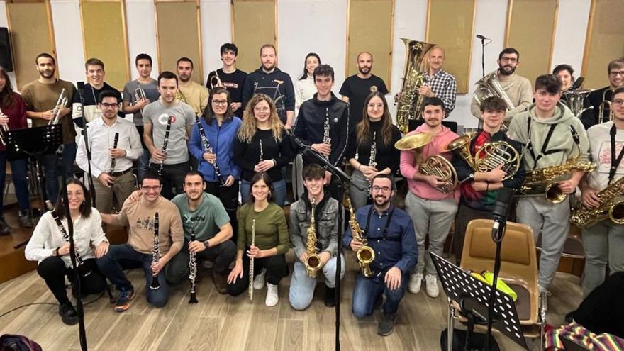 Sessió d’enregistrament del disc a finals del 2023 al local d’assaig de la Polifònica de Puig-reig amb els 32 músics professionals berguedans que amplien la Cobla Berga Jove | COBLA BERGA JOVE