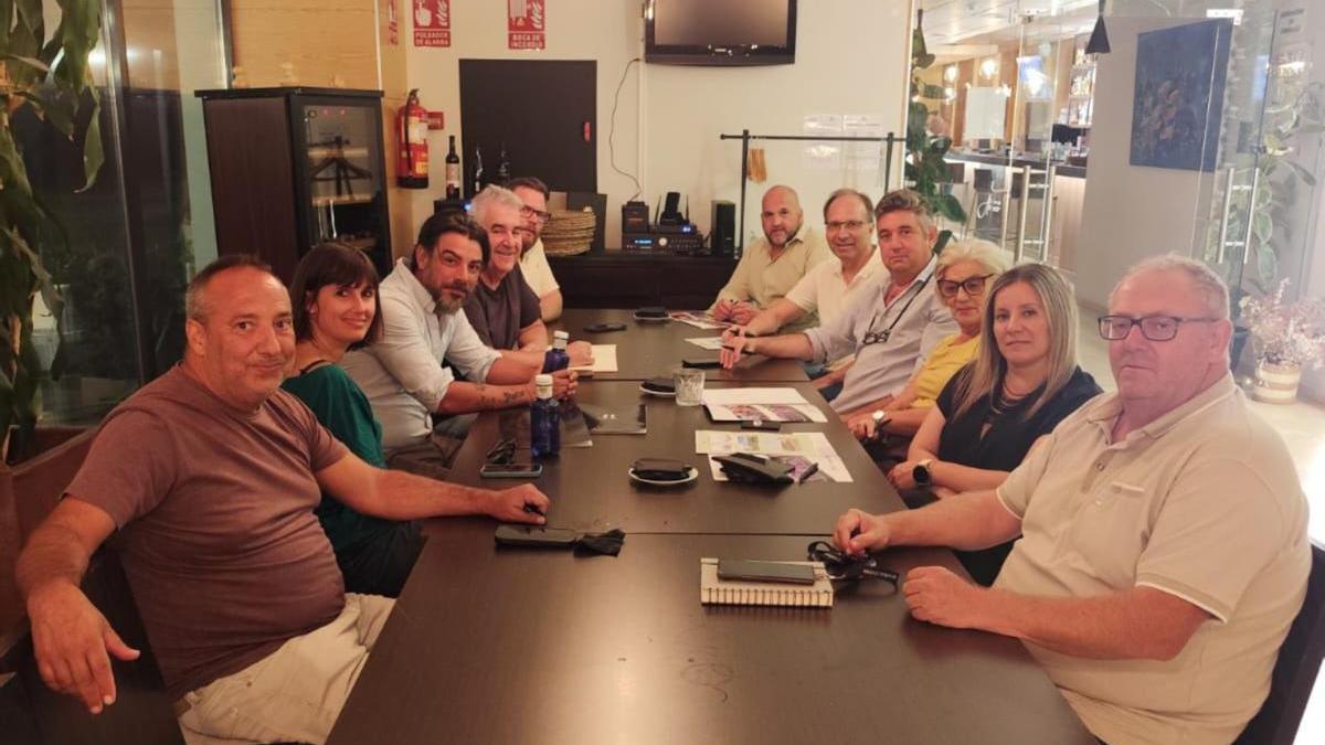 Miembros del Círculo Empresarial Moralo, durante una reunión para tratar los preparativos de la feria.