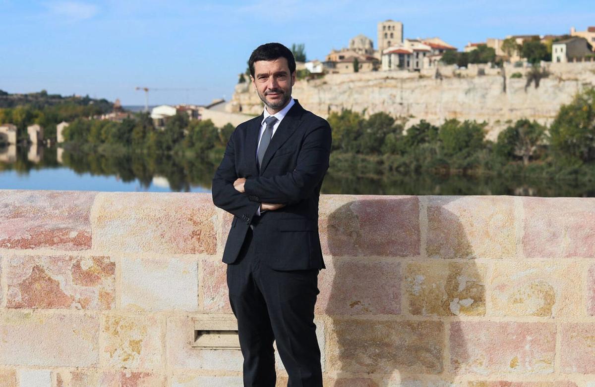 El Ministro de Derechos Sociales posa en el Puente de Piedra durante su visita a Zamora.