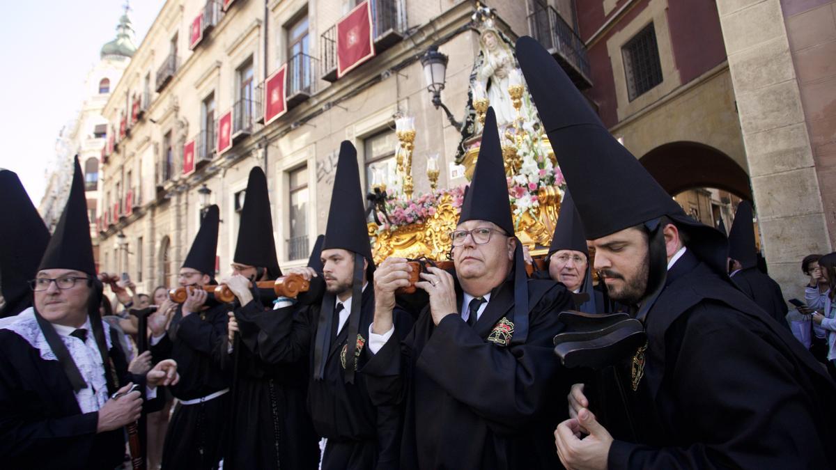 De Santa Catalina partía el primer cortejo del Sábado Santo, el de Nuestra Señora del Rosario en sus Misterios Dolorosos.