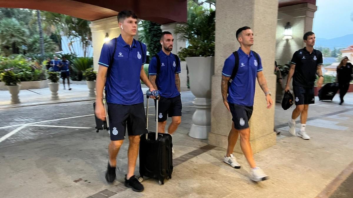 Los jugadores del Espanyol, llegando al hotel de concentración