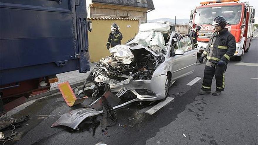 El vehículo siniestrado quedó empotrado bajo la parte trasera de la gabarra.